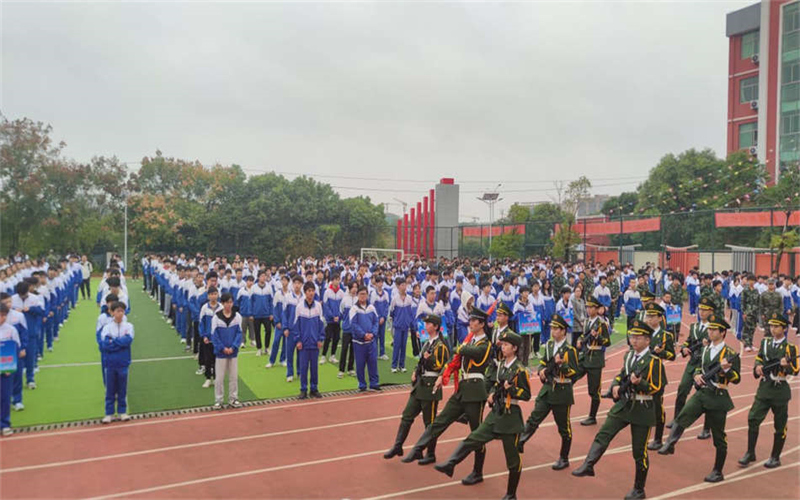 青春獻(xiàn)禮，國(guó)旗飄揚(yáng)—我校第十一周升旗儀式